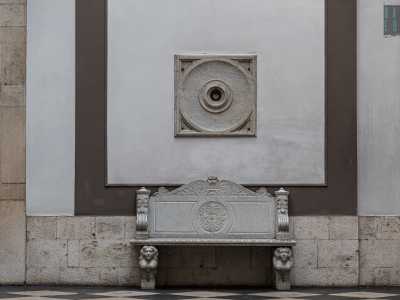 ...mentre sulla parete destra � collocata una panchina in marmo bianco, finemente decorata e sorretta da due figure dall�aspetto femminile dotate di prosperosi seni